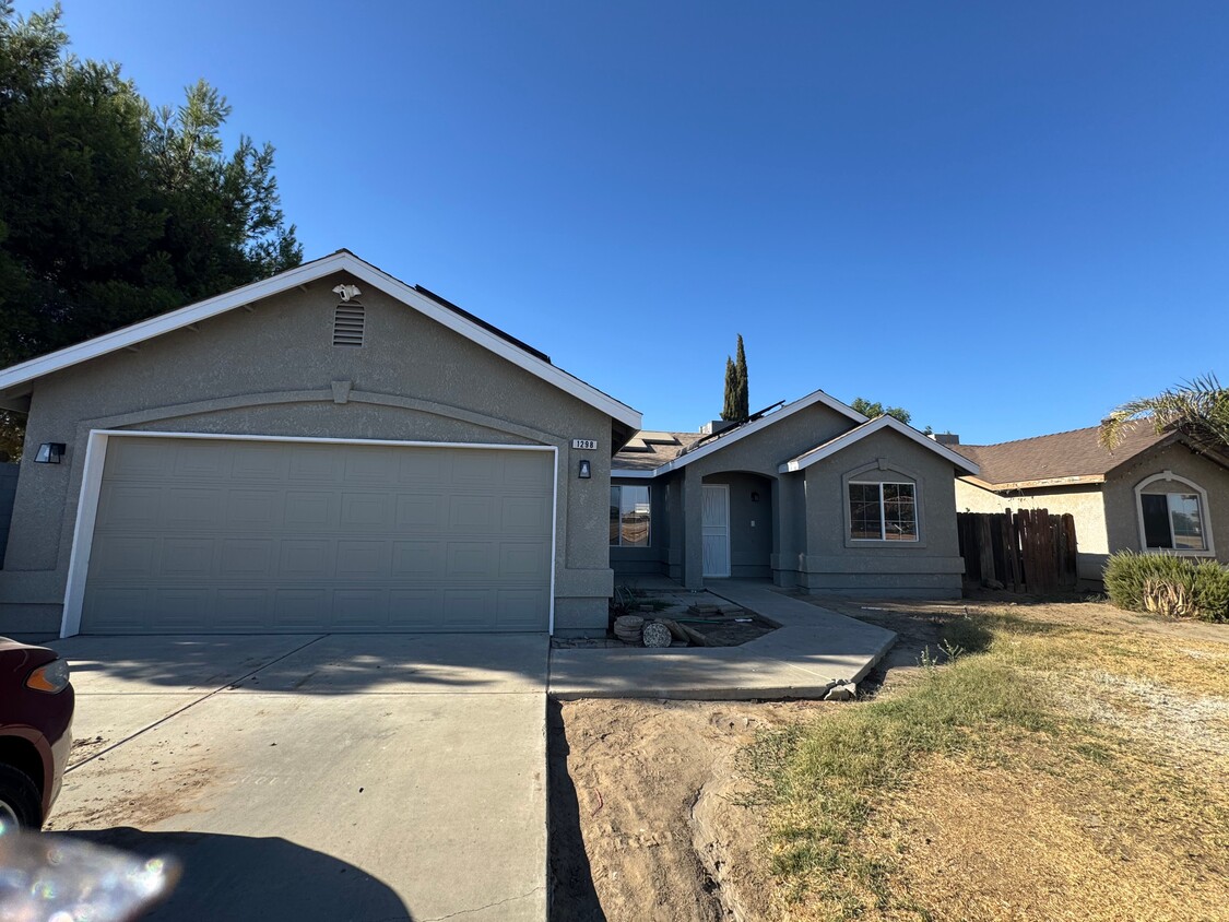 Primary Photo - 1298 W Cortner St