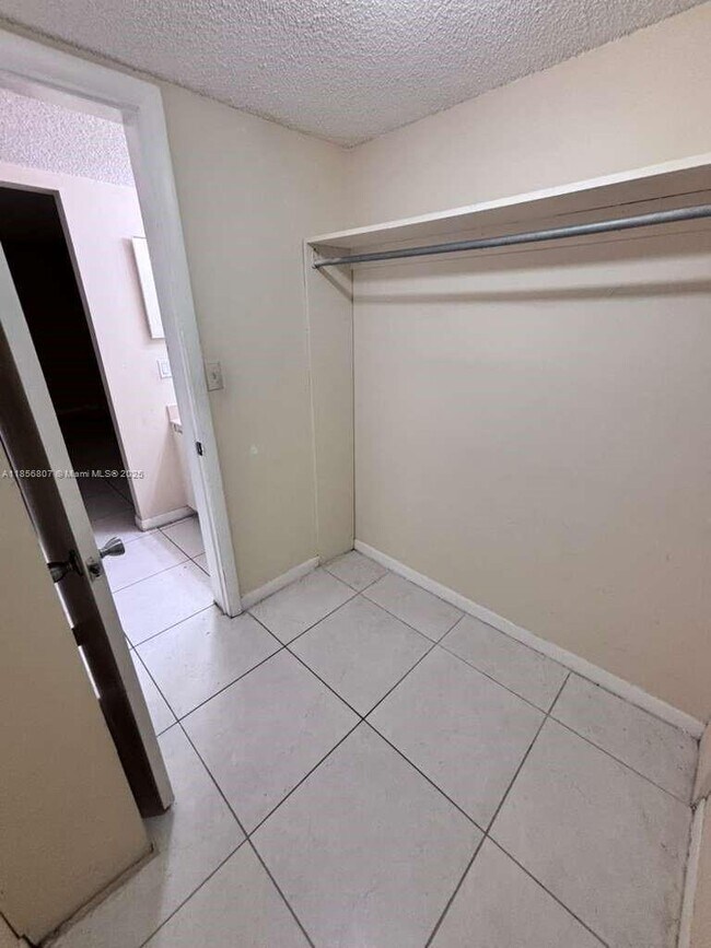 Foto del edificio - 430 Commodore Dr