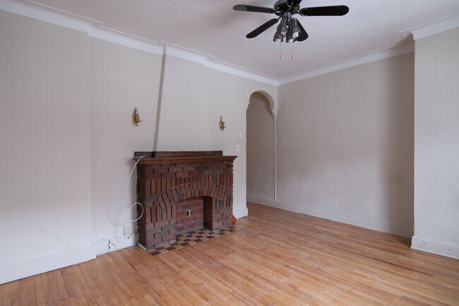 Photo du bâtiment - 4880 Queen Mary Road