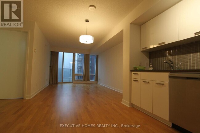 Photo du bâtiment - 295 Adelaide St W