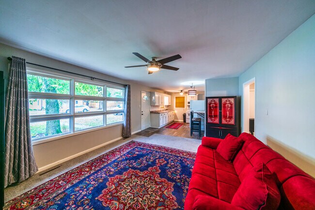 Building Photo - 1202 W 10th St