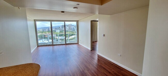 Foto del edificio - MOANA PACIFIC 2 BEDROOM! NEW WOOD FLOORS!