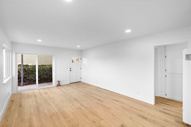 Building Photo - 213 Avenida Lobeiro