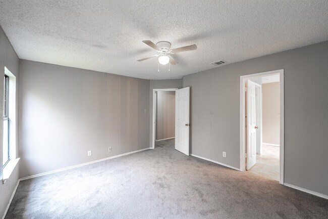 Foto del edificio - 9811 Sugarloaf Dr