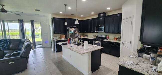 Foto del edificio - 7357 Bluemink Ln