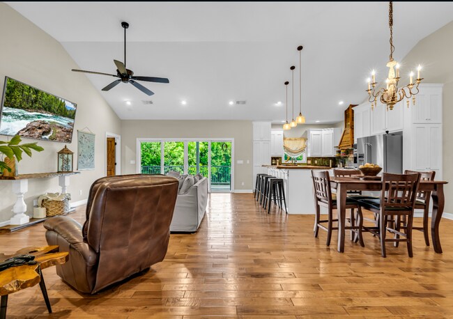 Building Photo - Beautiful 4-bedroom, 2.5-bath riverfront home