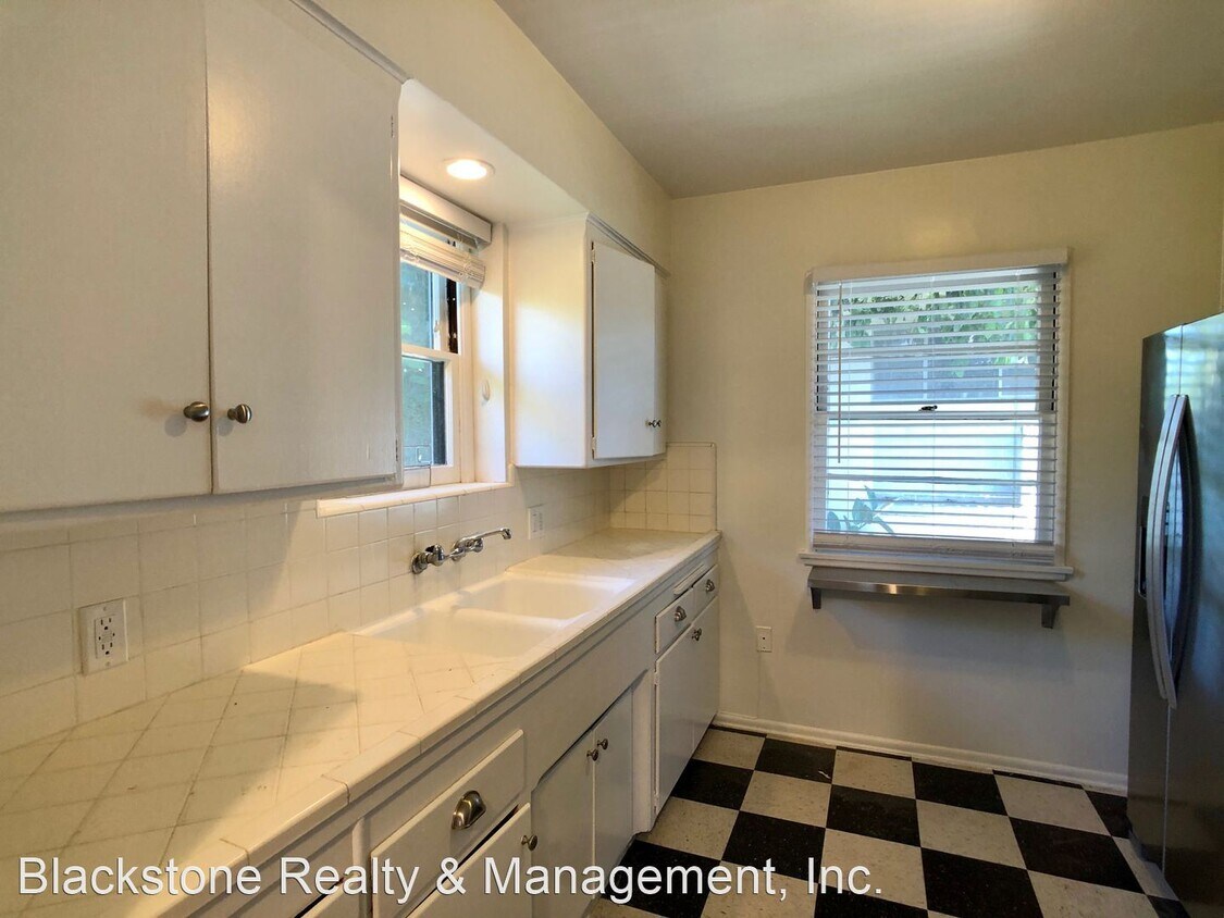 Primary Photo - 1601 Greenfield Ave