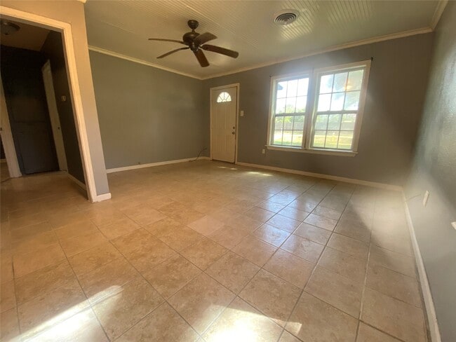 Building Photo - 2103 Holly Dr