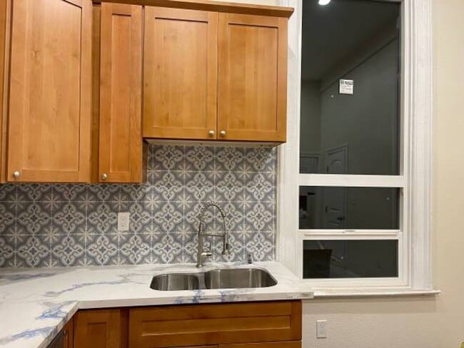 Building Photo - 3-bedroom 2-bathroom duplex