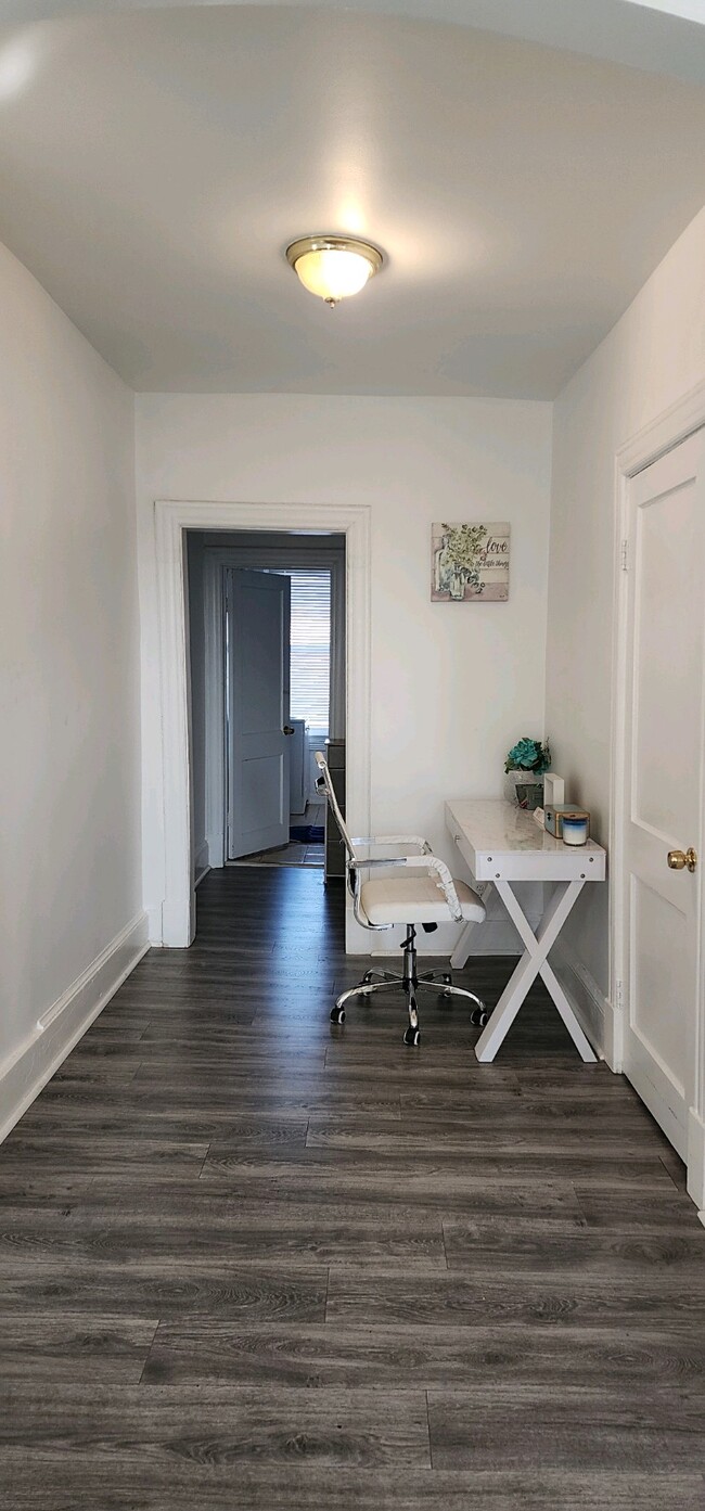 Desk Space - 1909 2nd St NW