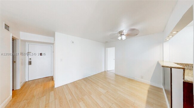 Foto del edificio - 17011 N Bay Rd