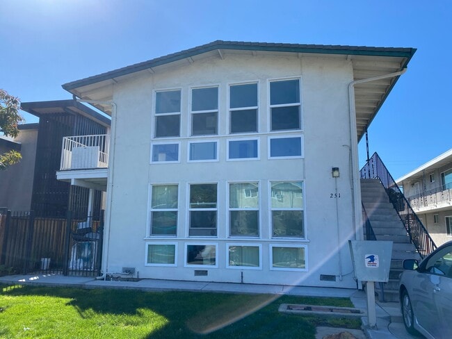 Building Photo - Convenience location in San Jose Available...