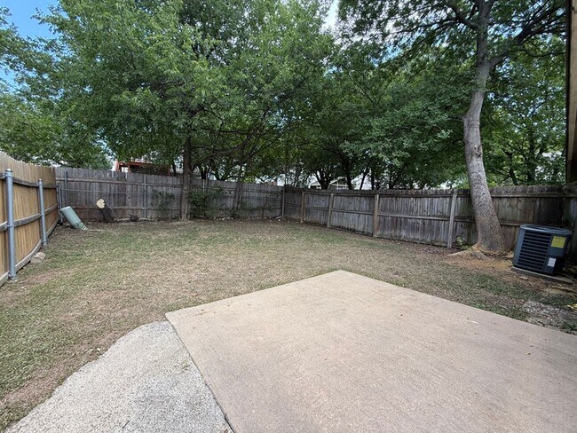 Building Photo - Annettes -2310 Fuzz Fairway, Austin, TX 78...