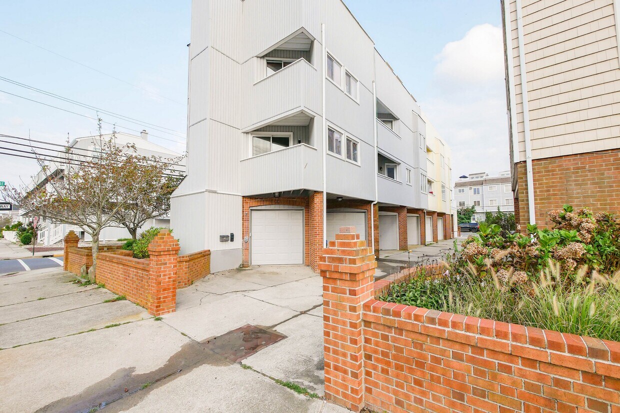 104 S Monroe Ave, Margate City, NJ 08402 Townhouse for Rent in