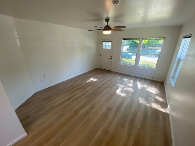 Building Photo - Move-In Ready!