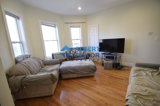 Foto del edificio - 9 Winter Hill Rd