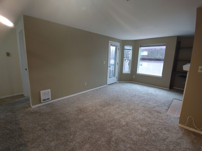 Building Photo - Well-Maintained 1BR Condo Near North Seattle College with Parking & Storage