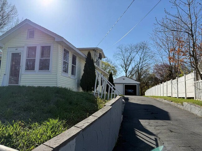 Foto del edificio - 308 E 8th St