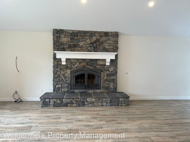 Building Photo - 3 br, 4 bath House - 32326 Hoffman Road NE