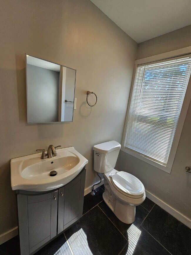 Foto del edificio - Duplex - 2 Bedroom, 2 Full Bathrooms and a 2 Car Garage. Updated Living Space with Hardwood Floor...