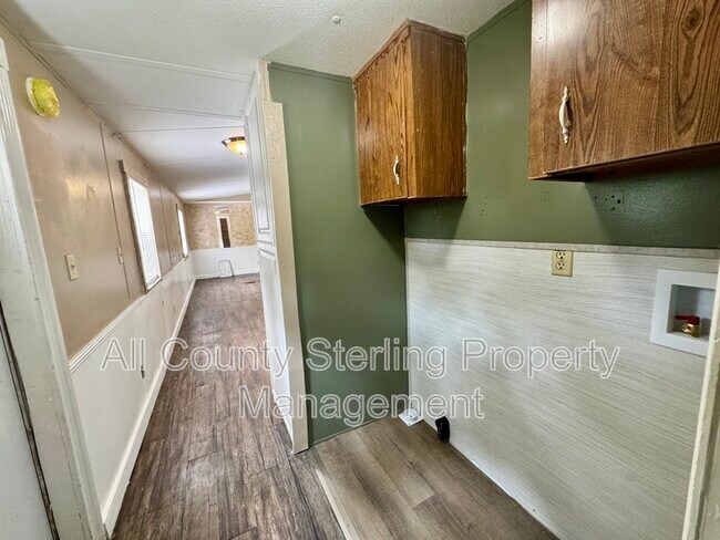 Building Photo - 137 SW Piston Glen