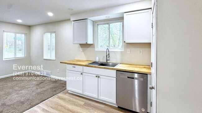 Foto del edificio - Charming 3-Bedroom Home with Fenced Yard a...