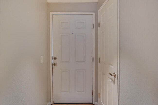 Foto del edificio - BEAUITIFUL TWO BEDROOM CONDO IN HAZEL DELL