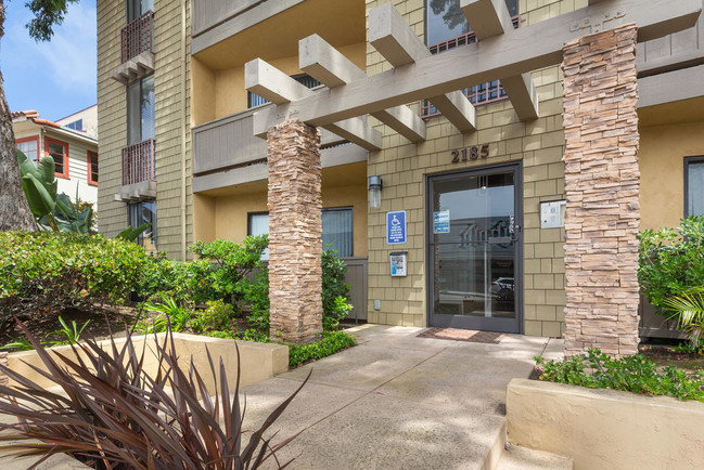 2185 Chatsworth Blvd, San Diego, CA 92107-Loma Highlands Apartment Homes Entrada principal - Elan Loma Highlands