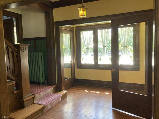 Foto del edificio - 4 br, 1.5 bath House - 402 Hawthorn Lane