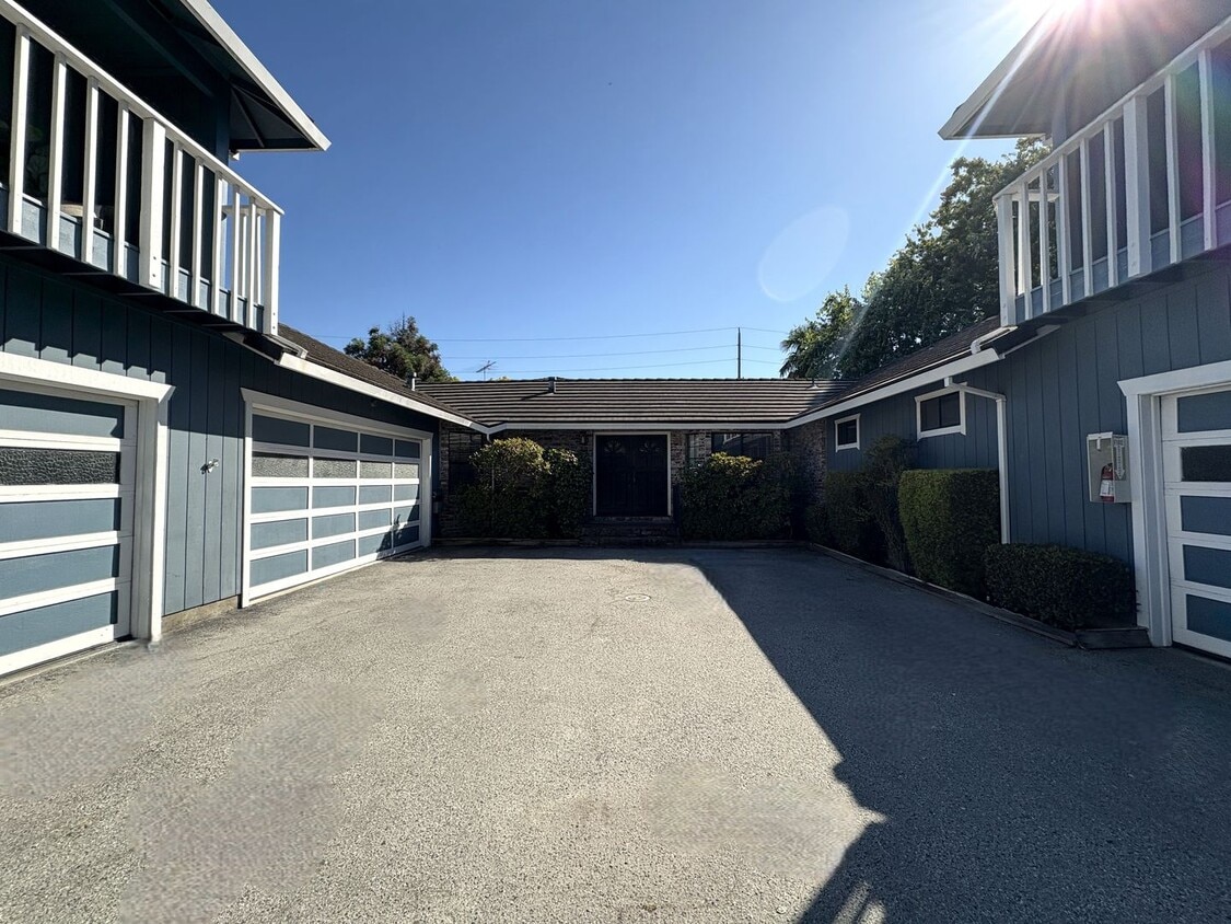 Primary Photo - Spacious 3BD/2BA Redwood City Home | Two L...