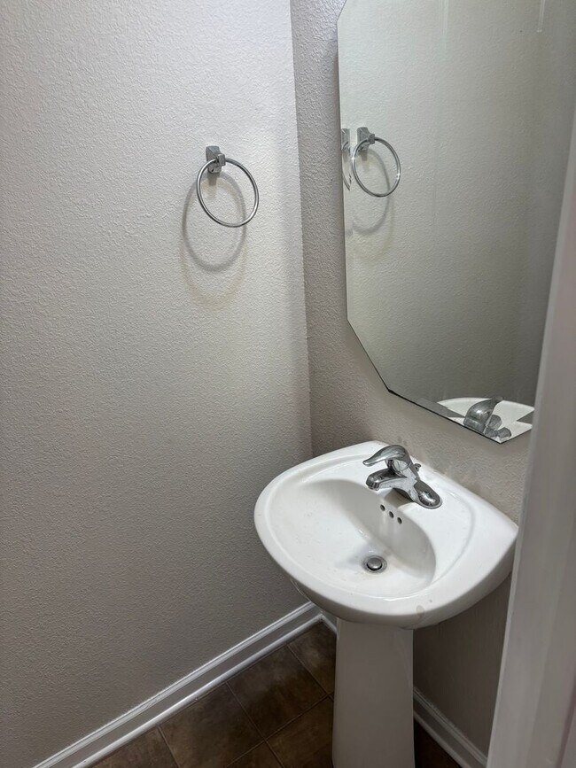 Foto del edificio - Newly Renovated Four Bedroom Home In North...