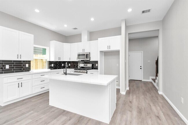 Foto del edificio - 8305 Comal St