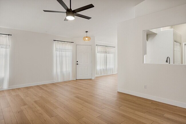 Foto del edificio - SINGLE FAMILY HOME.