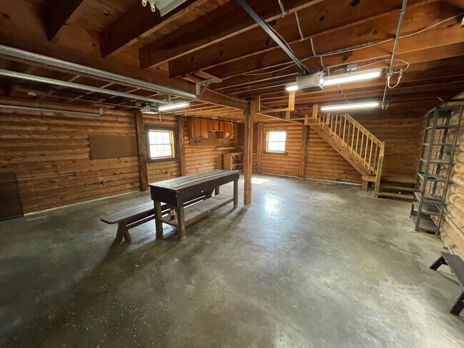 Building Photo - Red Bank home with Huge Garage minutes to Downtown Chattanooga!