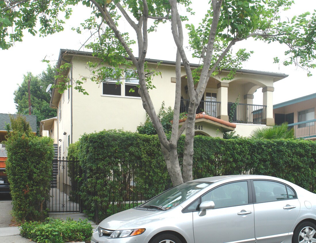 Building Photo - 841-843 Westbourne Dr