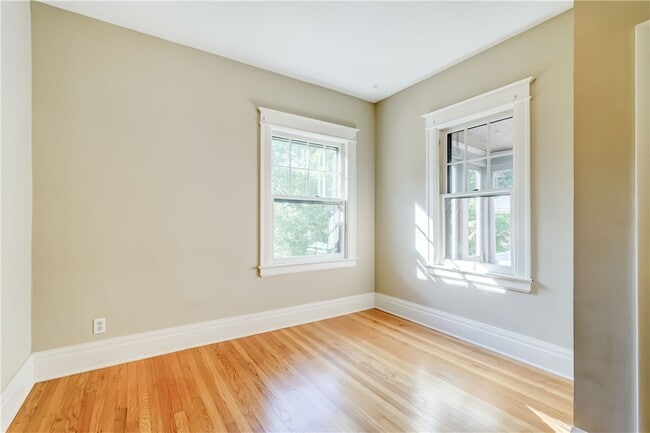 Building Photo - 290-296-296 Laburnam Crescent