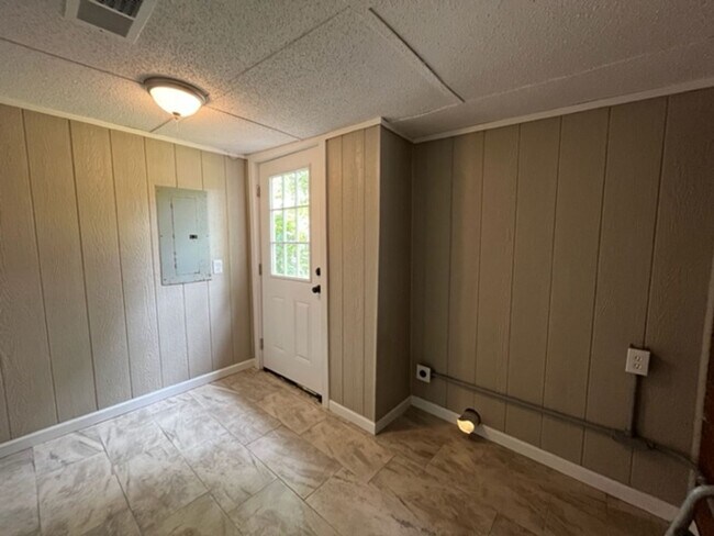 Building Photo - Renovated 3 Bedroom 1.5 Bath Home for Rent!