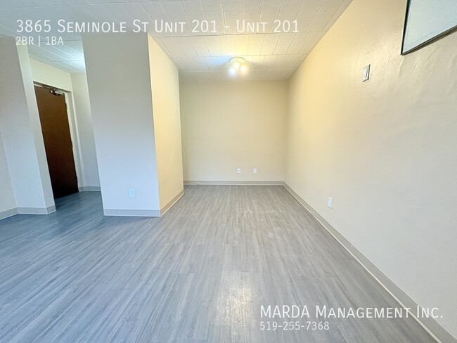 Building Photo - BRIGHT & SPACIOUS 2BEDROOM/1BATH UNIT ON S...