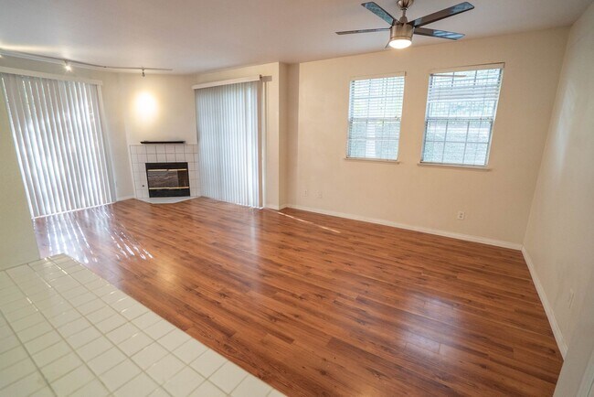Foto del edificio - COMING SOON! 2-Bedroom Condo with some Uti...