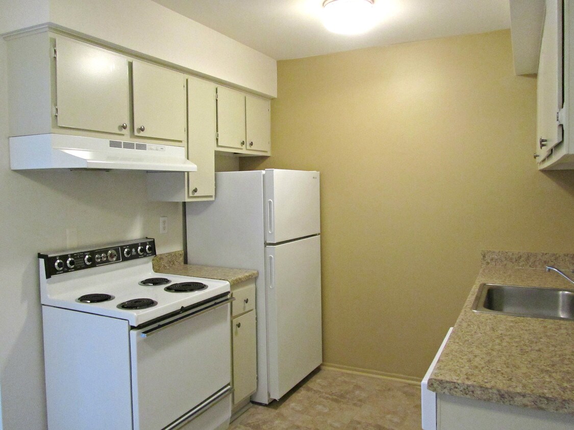 Foto principal - 43900 Freeway Dr