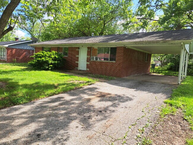 Building Photo - "3-Bedroom Oasis in Cahokia Heights – Cozy...