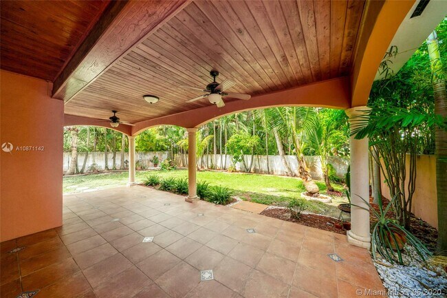 Foto del edificio - 6020 Pine Tree Dr