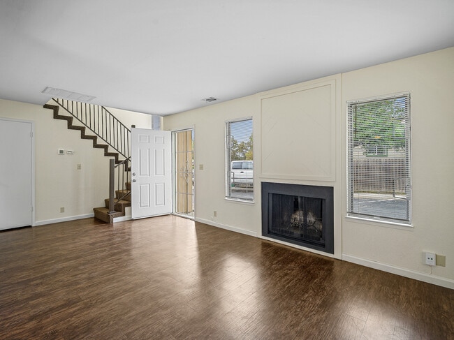 Building Photo - 3105 Garden Cir