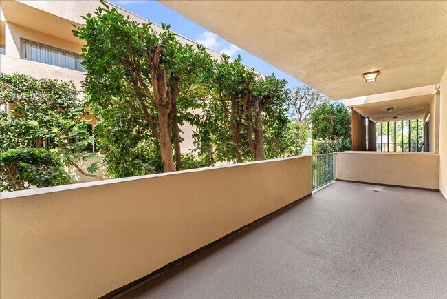 Foto del edificio - 17424 Burbank Blvd
