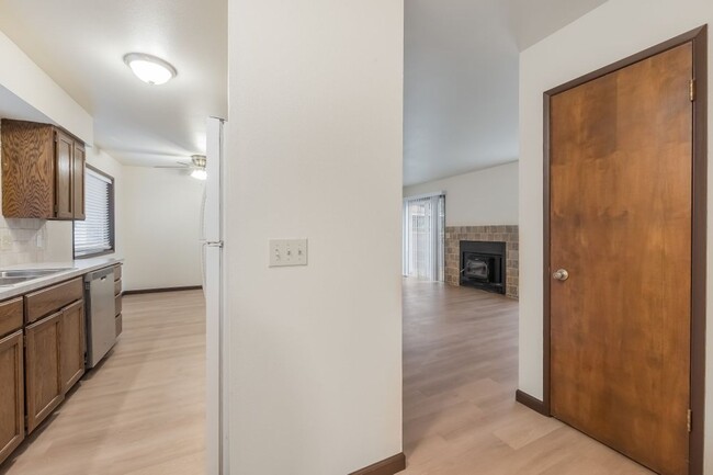 Building Photo - 2 bed 1 bath New Floors, New Paint