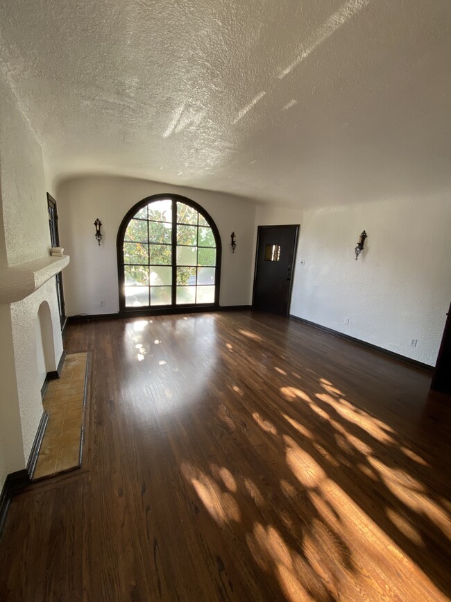 LIVING ROOM WITH FRONT ENTRY DOOR - 2570 N Beachwood Dr