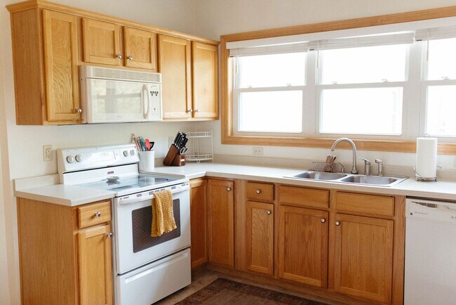 Building Photo - UPDATED SPACIOUS 3 BEDROOM 1.5 BATHROOM