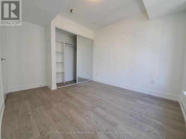 Photo du bâtiment - 5 Mabelle Ave