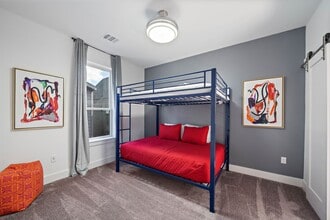 Building Photo - 207 E 38th St