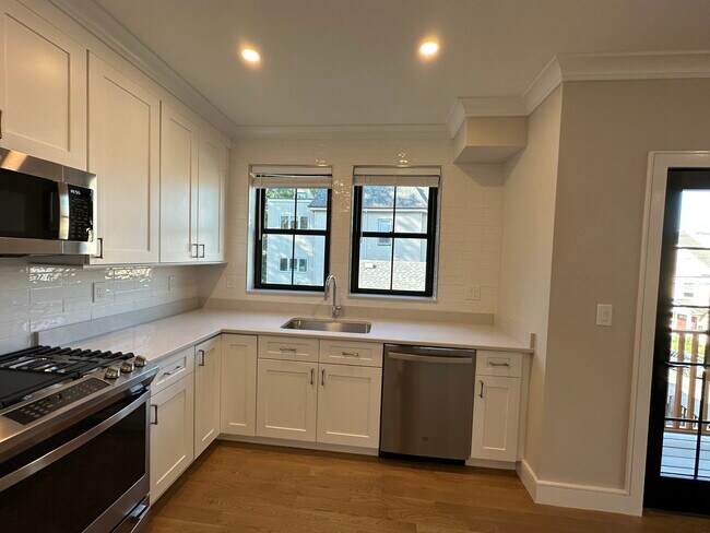 Building Photo - 279 Lamartine St